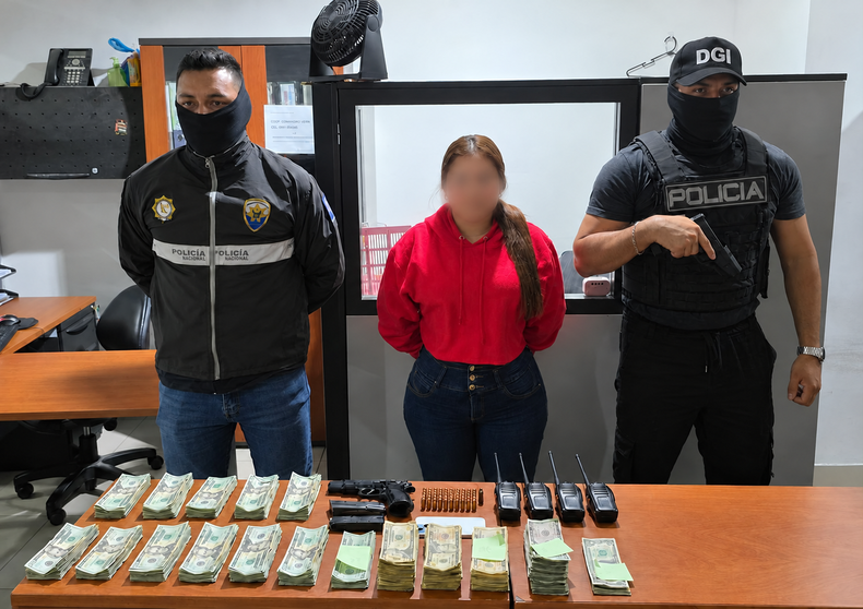 Una mujer fue aprehendida tras un allanamiento en el suburbio de Guayaquil, el 20 de octubre de 2026.