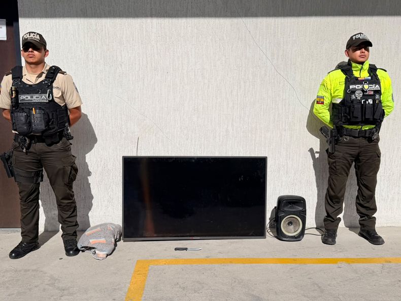 Un televisor, un parlante, una cobija y un cuchillo fueron presentados por la Policía como indicios del procedimiento en La Ferroviaria.