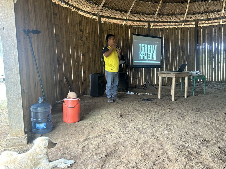 La iniciativa Tsakim Kajekai, combina música, documental y narración audiovisual para explorar temas como la identidad, el territorio y la memoria cultural. 