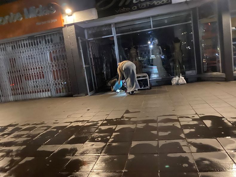 Moradores del sector Iñaquito sin energía eléctrica la noche del 21 de octubre de 2026. 