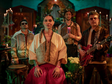 Swing Original Monks presenta ‘Altarcito’, una canción inspirada en el Día de los Difuntos, con un videoclip grabado en el Mercado Central de Ambato.