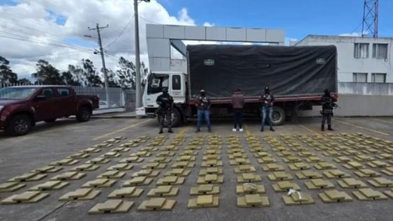 476 kilos de marihuana ocultos en un camión son decomisados durante operativo policial en Carchi. 476 kilos de marihuana ocultos en un camión son decomisados durante operativo policial en Carchi.