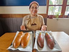 Sharon Cumbal presenta las guaguas de pan de Un Pite Dulce. La novedad de esta temporada lleva maracuyá y cobertura de chocolate.