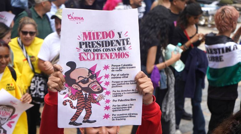 Una persona sostiene un cartel durante una manifestación contra el Gobierno del presidente Abelardo de la Espriella, el 14 de octubre de 2026 en Bogotá (Colombia).
