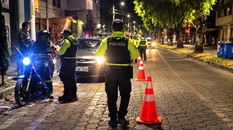 Control policial nocturno en Imbabura, en octubre de 2026. Imagen referencial sobre el secuestro y la extorsión. Foto: Policía Nacional