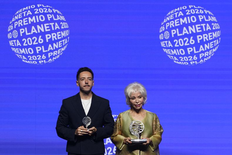 La escritora chilena Isabel Allende (d), ganadora del Premio Planeta 2026 con La hora antes del Alba, y el escritor Sergio Hernández Carrasco (i), finalista con su novela La añoranza, posan en la 75 edición del Premio Planeta de novela. / Foto: EFE/ Alejandro García