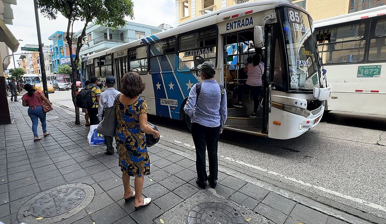 Usuarios del transporte público esperan para abordar un bus urbano en el centro de Guayaquil, el 20 de octubre de 2026.
