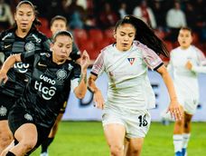 Rosa Flores (derecha) figura de Guerreras Albas de Liga de Quito disputando el balón con una jugadora de Olimpia en la Copa Libertadores Femenina 2026.&nbsp;