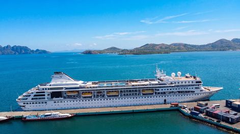 El crucero eterno, estacionado en Camboya.&nbsp;