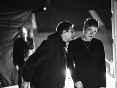 Liam Gallagher y Noel Gallagher en un fotograma del documental Oasis: Dont look back in anger. / Foto: Disney.
