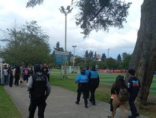 Agentes metropolitanos recorren un espacio recreativo de Quito. Durante el feriado se reforzarán los controles en sectores de alta concurrencia.