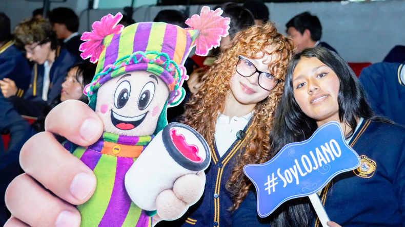 Estudiantes secundarios en la presentación del Festival Internacional de Artes Vivas de Loja 2026. / Foto: Ministerio de Educación, Deportes y Cultura.