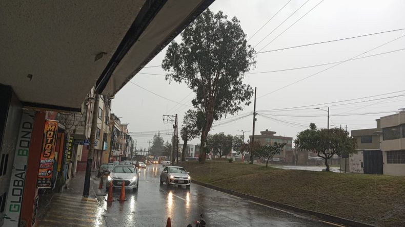 Lluvias torrenciales y tormentas se registran la tarde del 21 de octubre de 2026 al norte de Quito. 