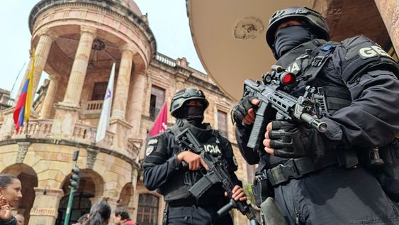 Agentes de policía parados frente al edificio de la Alcaldía de Cuenca, durante los allanamientos a esa dependencia, el 27 de octubre de 2026. Agentes de policía parados frente al edificio de la Alcaldía de Cuenca, durante los allanamientos a esa dependencia, el 27 de octubre de 2026.