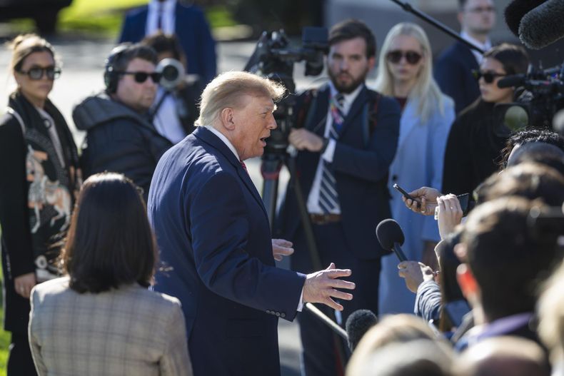 El presidente Donald Trump habló con la prensa el 19 de octubre de 2026, previo a su viaje a Kansas.