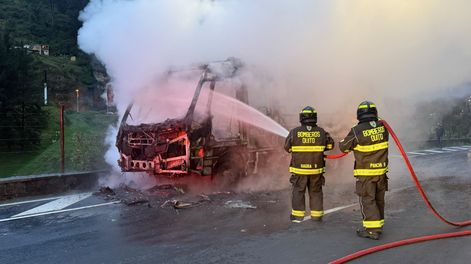 El Cuerpo de Bomberos Quito atendió el incendio de un bus escolar, la tarde del 21 de octubre.