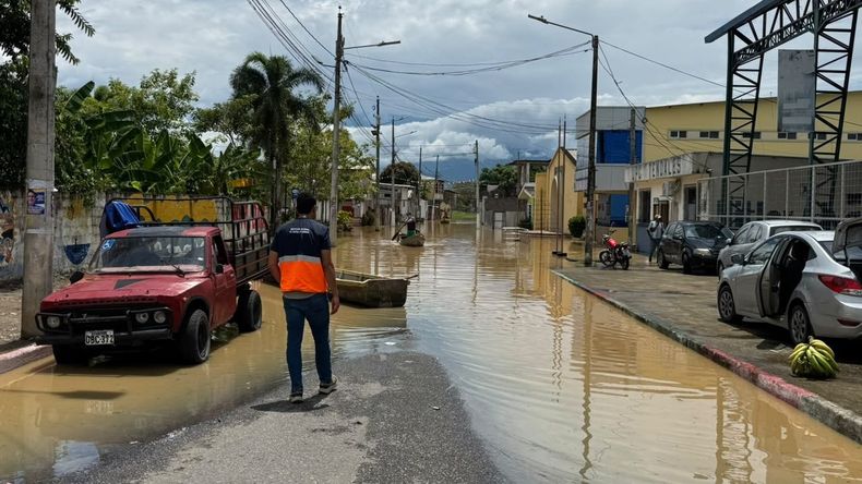 Desbordamiento del Río Chaguana, El Oro debido a las fuertes lluvias.