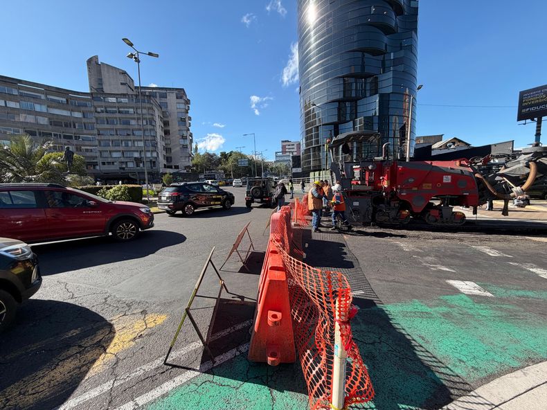 Municipio de Quito: Imagen de cierre vial por una obra de pavimentación en la avenida 12 de octubre, norte de la ciudad, 27 de julio de 2026.&nbsp;