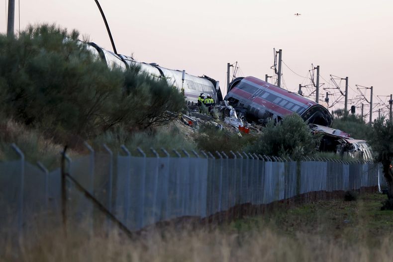 Servicios de emergencia en España trabajan en el lugar del accidente de dos trenes de alta velocidad, uno de Renfe y otro de Iryo, el 28 de octubre de 2026.