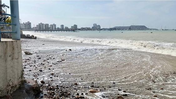 Imagen referencial de oleaje en playas de Ecuador.