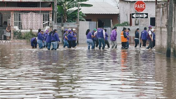 Personal de la Secretaría de Gestión de Riesgos identificó cerca de 1.100 familias afectadas en Milagro por las lluvias. Personal de la Secretaría de Gestión de Riesgos identificó cerca de 1.100 familias afectadas en Milagro por las lluvias.
