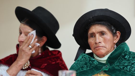 Dionicia Calderón (i) y Ricardina Urbina, victimas de esterilizaciones forzadas en Perú, protestan durante una rueda de prensa contra el archivamiento de la investigación por parte de la Fiscalía, en cumplimiento por una ley promovida por el fujimorismo que impide que se considere como un caso de delitos de lesa humanidad, este miércoles en Lima (Perú).