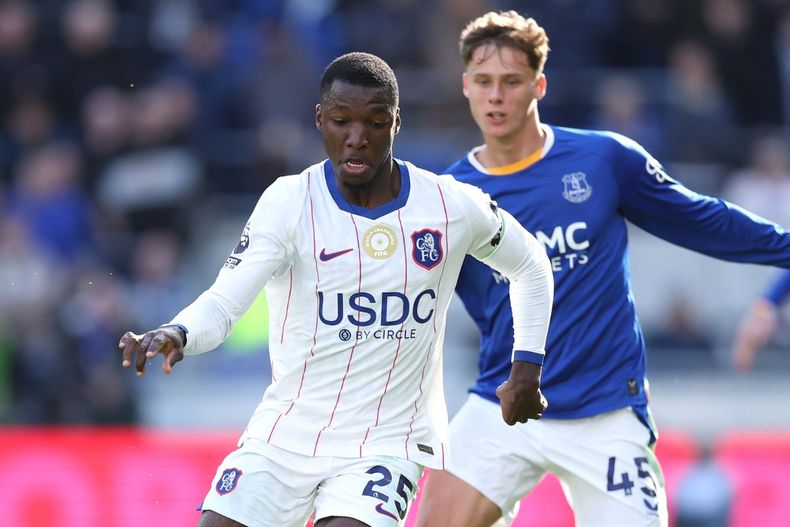 Moisés Caicedo en el partido entre Chelsea FC y Everton por la Premier League 26/27.