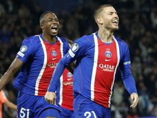 Willian Pacho y Lucas hernández celebran uno de los goles del PSG contra el FC Barcelona en la Champions League 26/27.&nbsp;