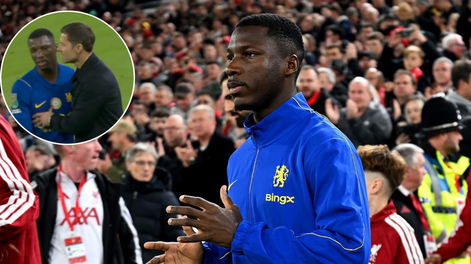 Moisés Caicedo salió enojado, cuando Xabi Alonso decidió reemplazarlo en el duelo que el Chelsea disputó ante Liverpool, en la Carabao Cup.