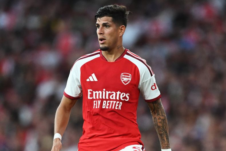 Piero Hincapié en un partido con el Arsenal en la temporada 26/27.