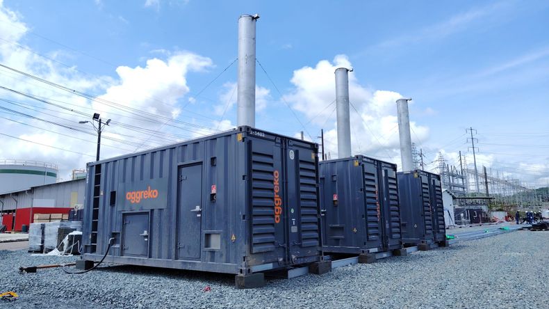 Técnicos de CELEC trabajan en la instalación de equipos de generación térmica que aportarán 110 MW al sistema eléctrico nacional.