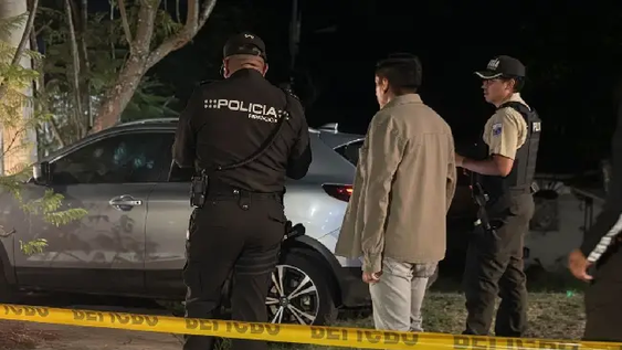 Caso Ávalos: Personal policial junto al vehículo de Santiago Ávalos, asesinado el 11 de junio de 2026 en el sector de Miravalle, en Quito. Caso Ávalos: Personal policial junto al vehículo de Santiago Ávalos, asesinado el 11 de junio de 2026 en el sector de Miravalle, en Quito.