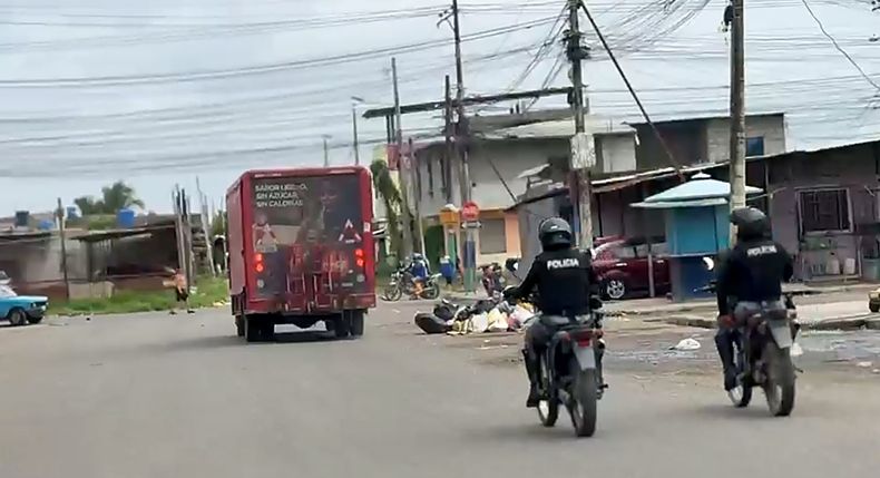 Agentes motorizados de la Policía acompañan a un camión de distribución de bebidas en un sector de Durán, dentro del corredor seguro empresarial.