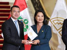 El presidente de Ecuador, Daniel Noboa. y su homóloga de Perú, Keiko Fujimori, posan junto al secretario general de la Comunidad Andina (CAN), Gonzalo Gutiérrez Reinel, durante el traspaso de la presidencia pro tempore de la CAN, el 20 de octubre de 2026 en Lima.