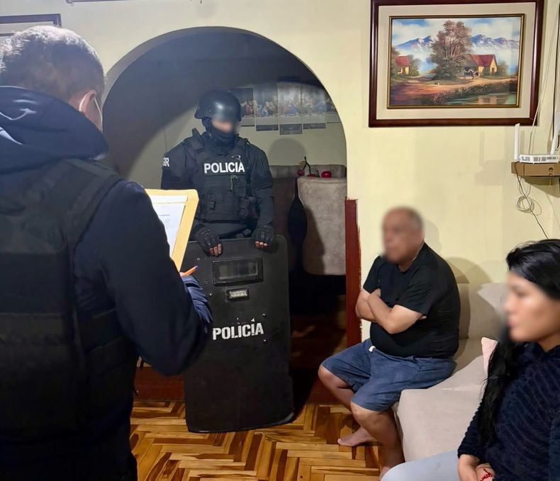 Operativo de la Fiscalía y la Policía por estafas a adultos mayores dejó cuatro detenidos en Quito y Alausí este 21 de octubre de 2026.