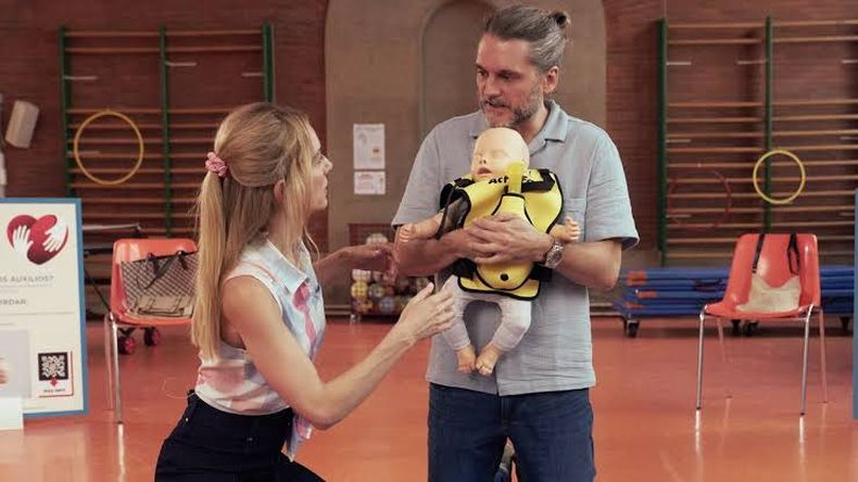 Kira Miró y Salva Reina protagonizan esta comedia sobre una inesperada experiencia familiar.  