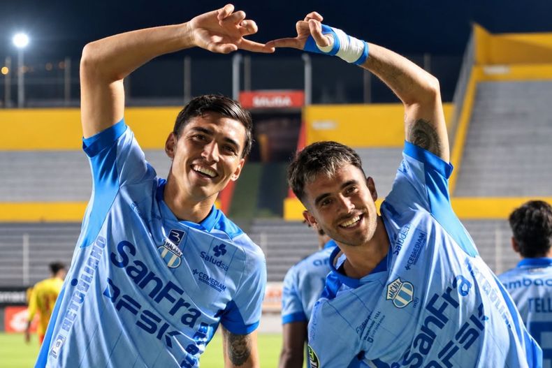 Franco Posse y Agustín Campana celebrando un gol con Macará en 2026.