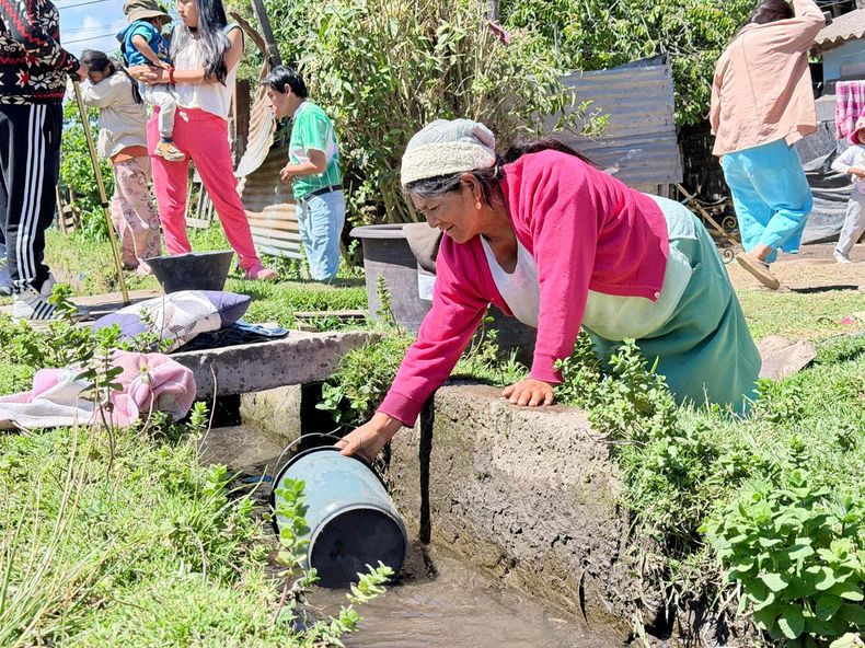 Elecciones 2026: Ciudadana recolectando agua de una acequia en Tumbaco, nororiente de Quito ante la falta de agua potable, 8 de septiembre de 2026.&nbsp;