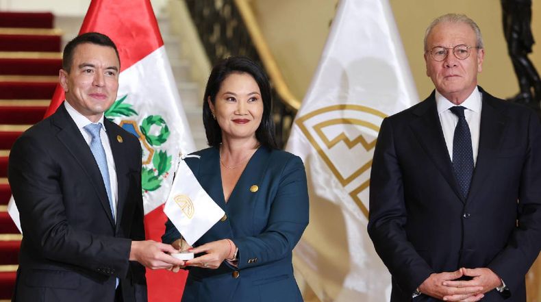 El presidente de Ecuador, Daniel Noboa. y su homóloga de Perú, Keiko Fujimori, posan junto al secretario general de la Comunidad Andina (CAN), Gonzalo Gutiérrez Reinel, durante el traspaso de la presidencia pro tempore de la CAN, el 20 de octubre de 2026 en Lima.