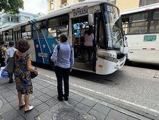 Usuarios del transporte público esperan para abordar un bus urbano en el centro de Guayaquil, el 20 de octubre de 2026.
