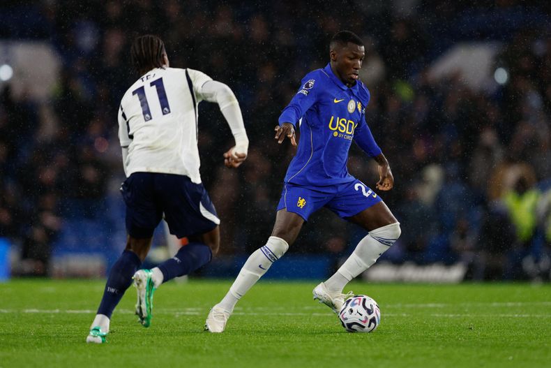 Moisés Caicedo durante el partido entre Chelsea y Liverpool por la Copa de la Liga.