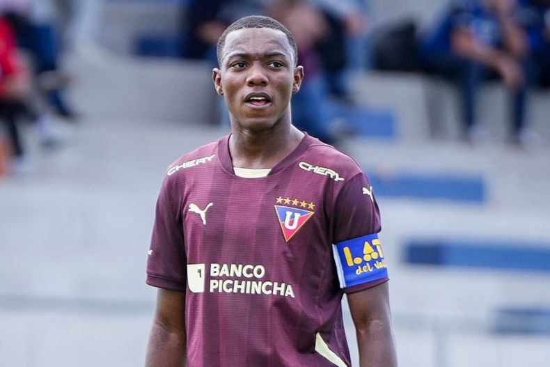 Ederson Castillo en un partido de fútbol formativo sub-19 en 2025 con Liga de Quito. 