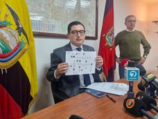 El concejal Michael Aulestia, durante una rueda de prensa el 21 de octubre de 2026 para abordar irregularidades en contratos del Municipio de Quito.