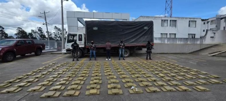 476 kilos de marihuana ocultos en un camión son decomisados durante operativo policial en Carchi.