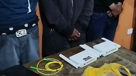 Tres de los cuatro presuntos integrantes de los Vatos Locos, aprehendidos durante un operativo militar en San Bartolo, sur de Quito, junto a parte de los indicios encontrados.