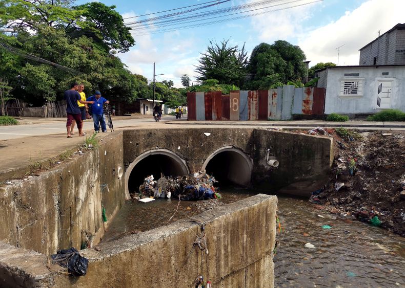 La familia contó que el jóven fue arrastrado por la lluvia desde su vivienda en el noroeste de Guayaquil.