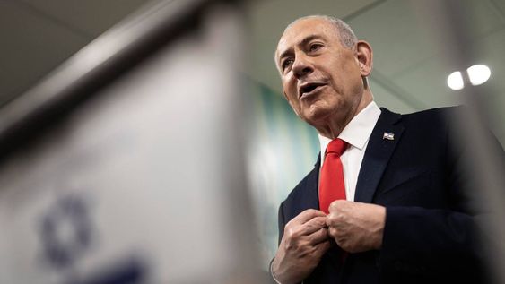 El primer ministro de Israel, Benjamín Netanyahu, habla con los medios tras votar en las elecciones legislativas israelíes en un colegio electoral de Jerusalén, el 27 de octubre de 2026. El primer ministro de Israel, Benjamín Netanyahu, habla con los medios tras votar en las elecciones legislativas israelíes en un colegio electoral de Jerusalén, el 27 de octubre de 2026.