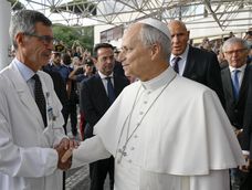 El papa León XIV tras recibir el alta médica el 17 de octubre de 2026.