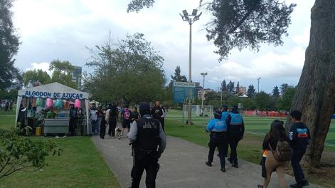 Agentes metropolitanos recorren un espacio recreativo de Quito. Durante el feriado se reforzarán los controles en sectores de alta concurrencia.