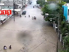 Las fuertes lluvias causan que el río Balao junto con otros 14 más se desborden en la Costa ecuatoriana, el 26 de octubre de 2026.
